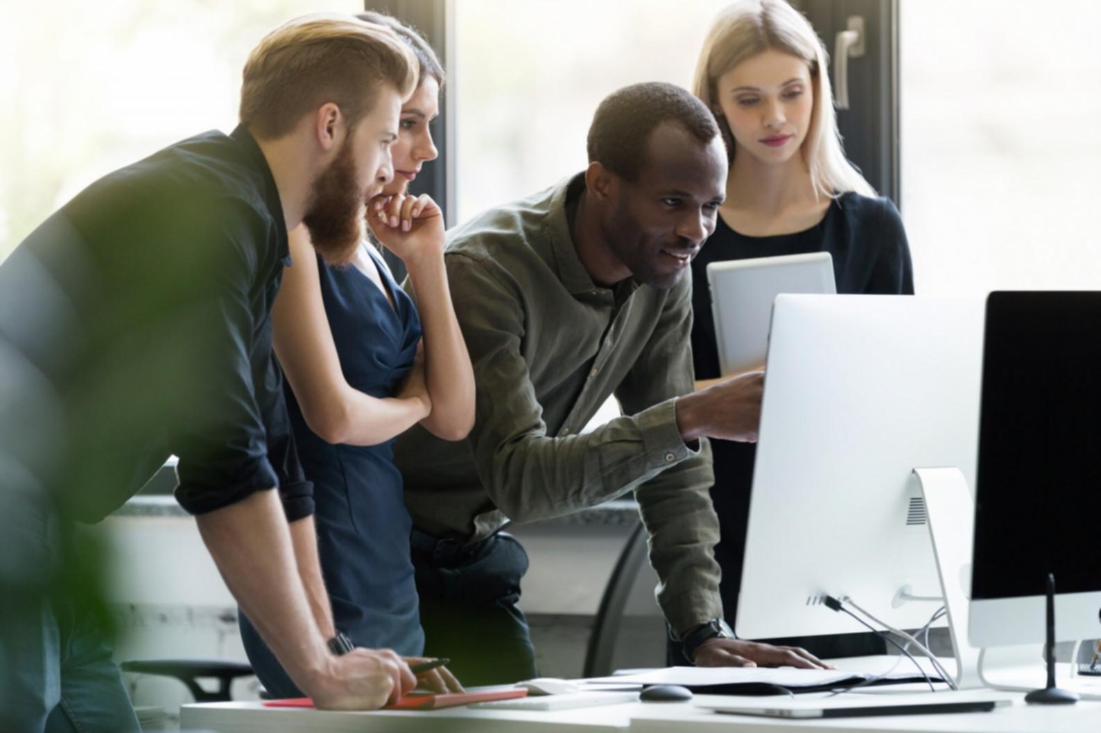 Profesionales analizando estrategias financieras
